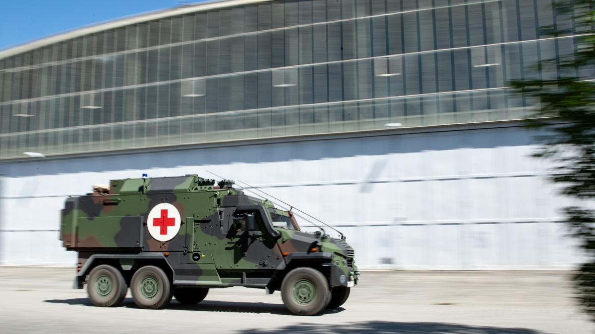 Fähigkeitslücke geschlossen / Neues mittleres geschütztes Fahrzeug an den Sanitätsdienst übergeben - Foto: presseportal.de
