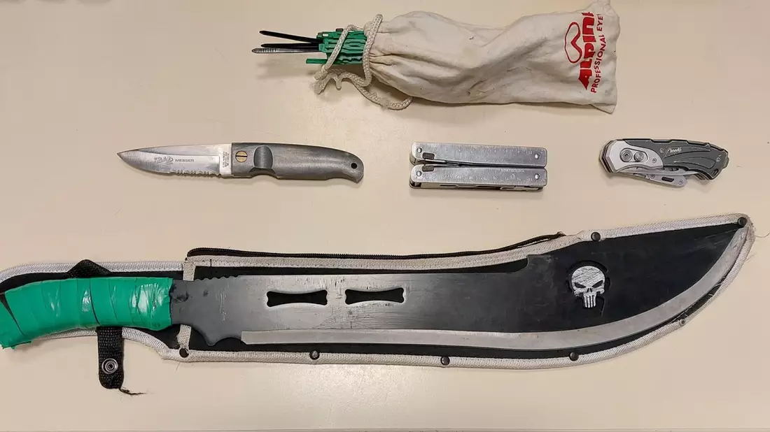 BPOLI DD: Mann mit Machete und Drogen in Einkaufsmarkt am Bahnhof Dresden-Neustadt festgestellt - Bild: presseportal.de