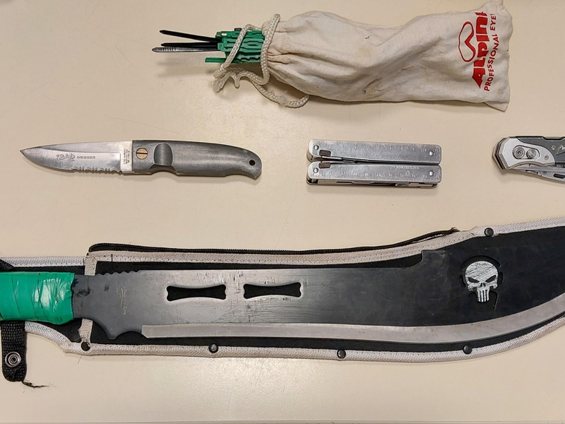 BPOLI DD: Mann mit Machete und Drogen in Einkaufsmarkt am Bahnhof Dresden-Neustadt festgestellt - Foto: presseportal.de