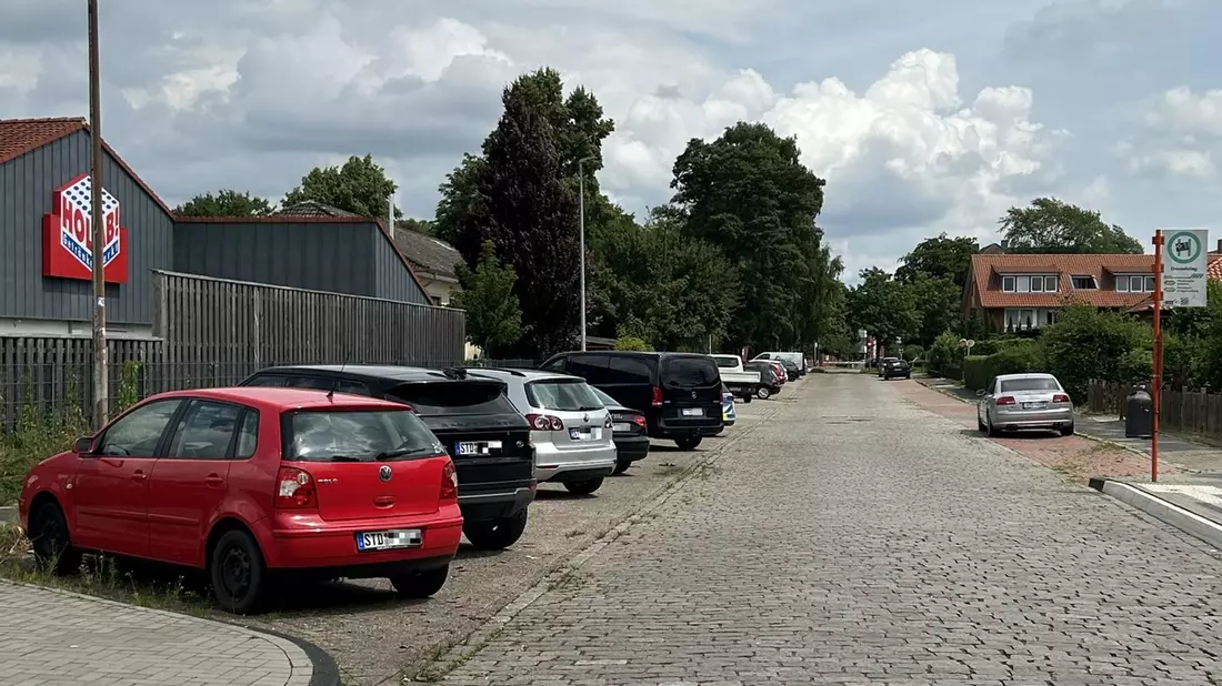 POL-STD: Autofahrer beschädigt mehrere geparkte Fahrzeuge und flüchtet - Polizei sucht Zeugen, Unbekannte entwenden Werkzeug, Arbeitsmaterial und Kraftstoff, Unbekannte entwenden Kabeltrommel und Kupferrohr - Bild: presseportal.de