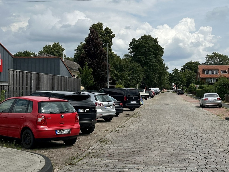 POL-STD: Autofahrer beschädigt mehrere geparkte Fahrzeuge und flüchtet - Polizei sucht Zeugen, Unbekannte entwenden Werkzeug, Arbeitsmaterial und Kraftstoff, Unbekannte entwenden Kabeltrommel und Kupferrohr - Foto: presseportal.de