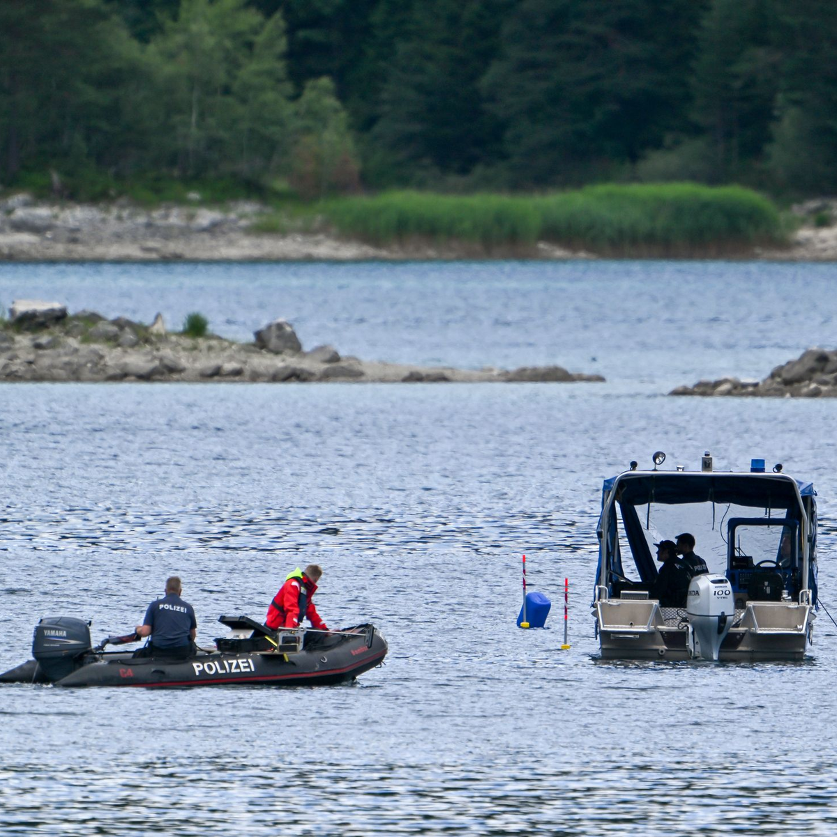 Im Eibsee wird nach einem untergegangenen Vater und seinem Sohn gesucht. - Foto: Peter Kneffel/dpa