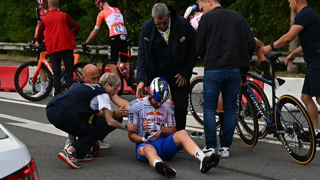 Jordi Meeus aus dem deutschen Red-Bull-Team wird medizinisch versorgt, nachdem er auf den letzten Kilometern vor dem Ziel der 3. Etappe gestürzt ist. - Bild: Loic Venance/AFP/dpa