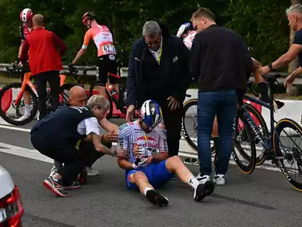 Eines von vielen Sturzopfern bei der Tour: Jordi Meeus. - Foto: Loic Venance/AFP/dpa
