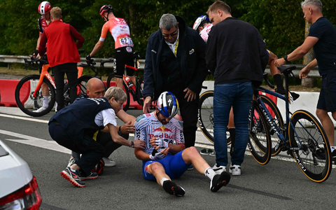 Eines von vielen Sturzopfern bei der Tour: Jordi Meeus. - Foto: Loic Venance/AFP/dpa