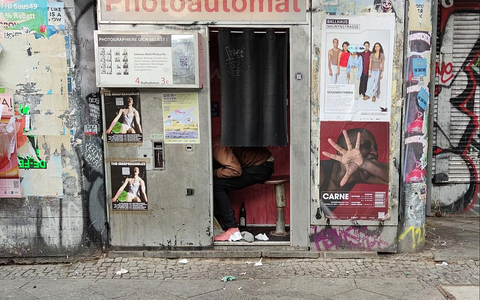 Obdachloser in Photoautomat (Archiv) - Foto: über dts Nachrichtenagentur
