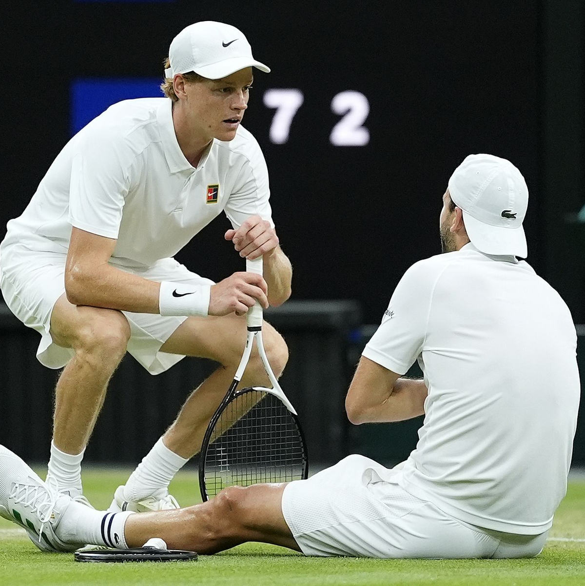 Jannik Sinner (l) kümmert sich um Grigor Dimitrow. - Foto: Jordan Pettitt/PA Wire/dpa