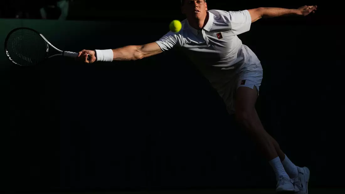 Carlos Alcaraz verpasst den dritten Wimbledon-Titel in Serie. - Bild: Kin Cheung/AP/dpa