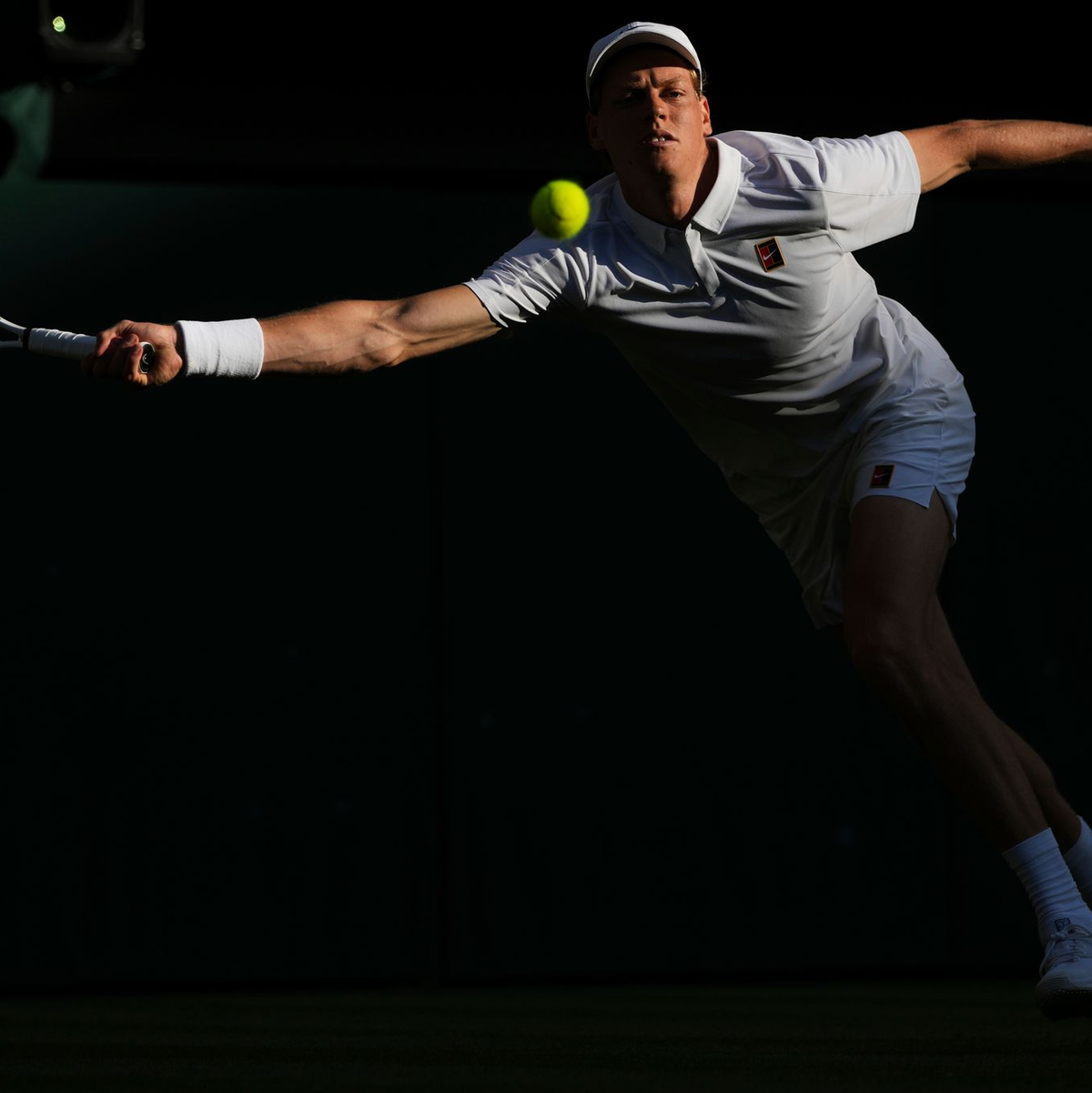 Carlos Alcaraz verpasst den dritten Wimbledon-Titel in Serie. - Foto: Kin Cheung/AP/dpa