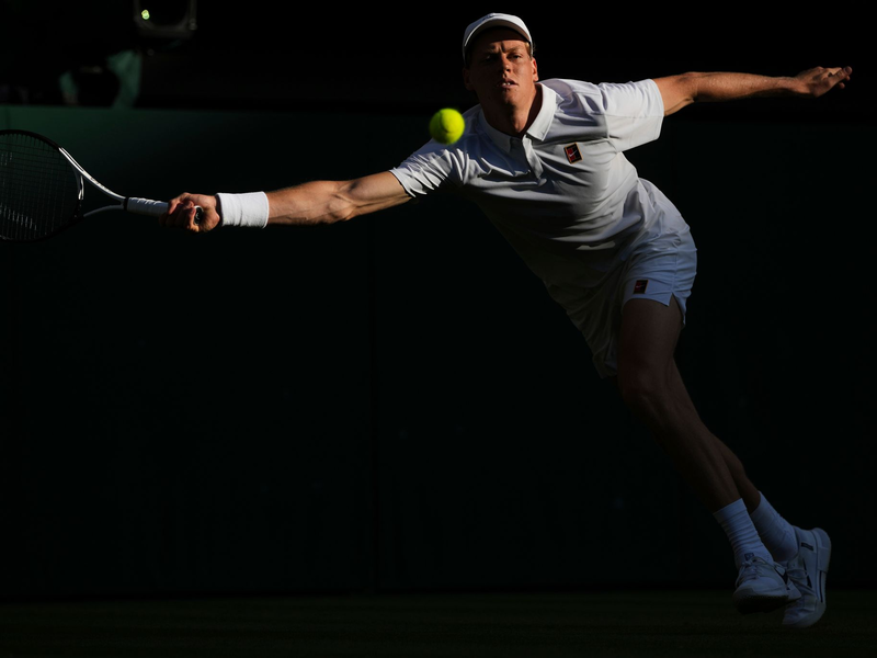 Novak Djokovic muss sich geschlagen geben. - Foto: Kin Cheung/AP/dpa