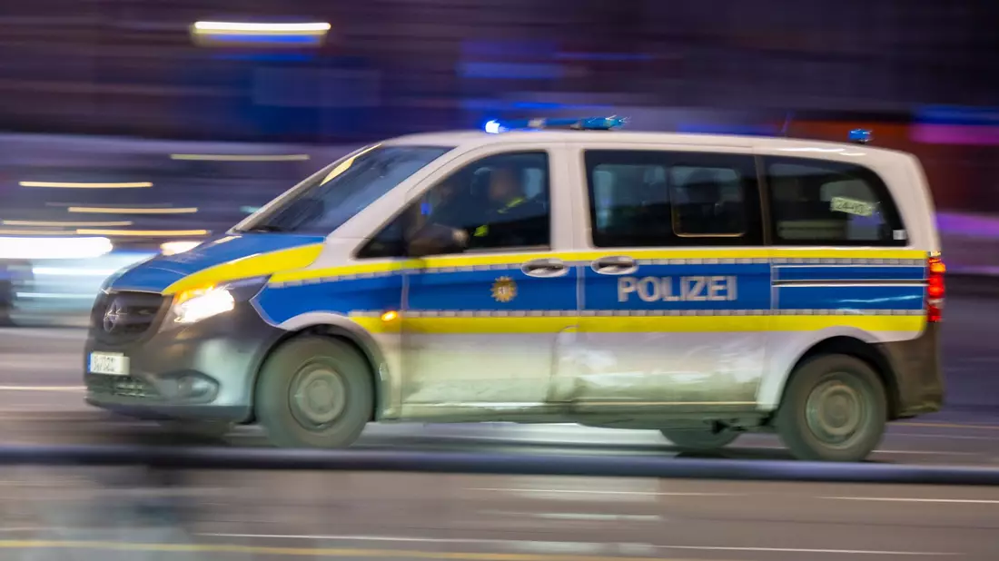 Die Polizei ist im Großeinsatz. (Symbolbild) - Bild: Monika Skolimowska/dpa