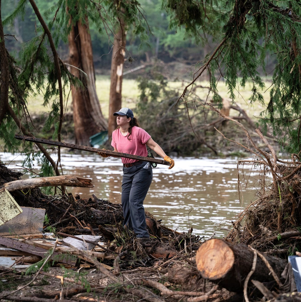 Es regnete weiter, was die Suche nach Vermissten erschwert. - Foto: Eli Hartman/FR172217 AP/AP/dpa