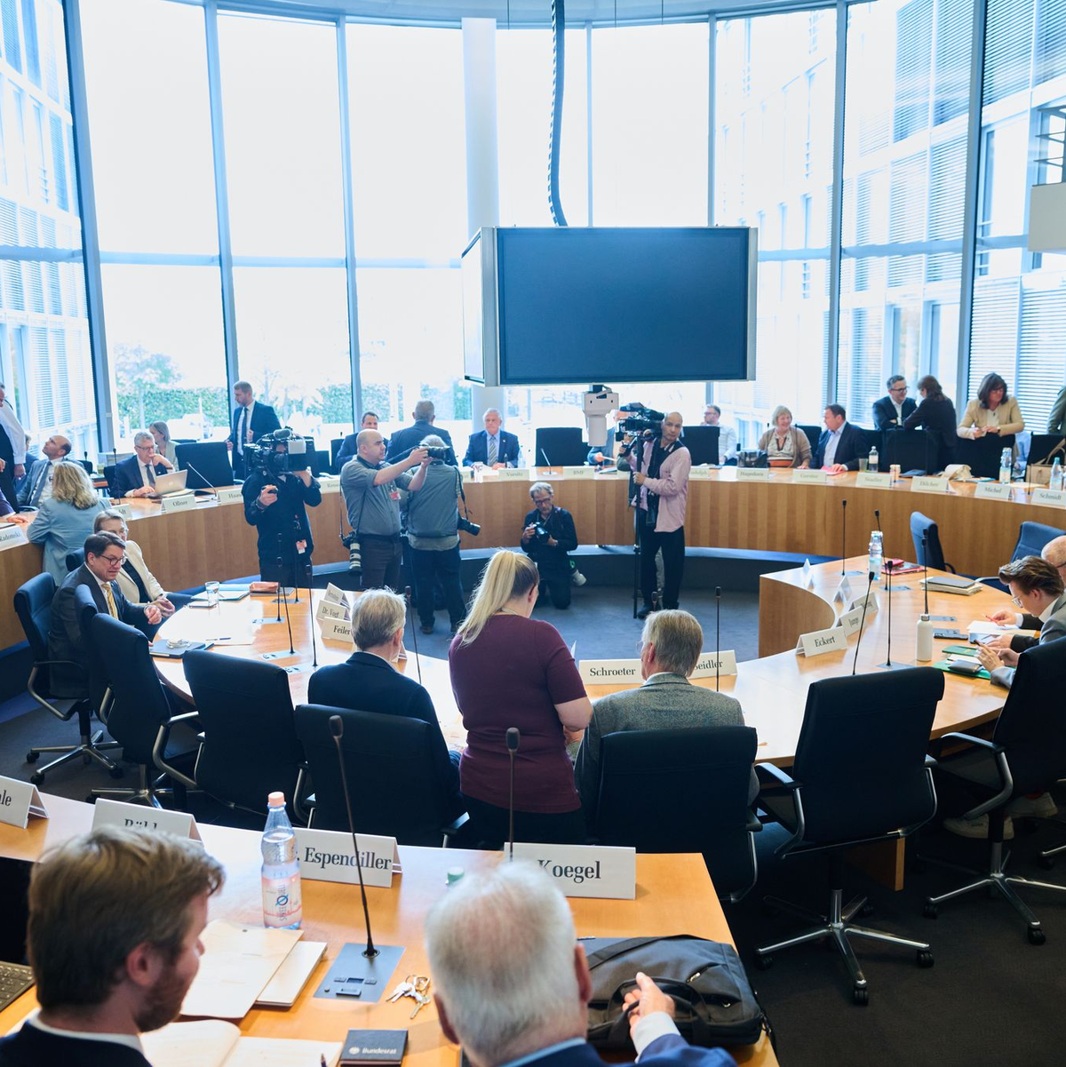 Im Haushaltsausschuss soll es erneut um die Maskendeals der Regierung gehen. (Archivbild)  - Foto: Annette Riedl/dpa