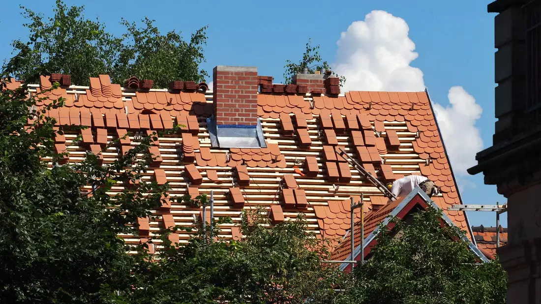 Für den klimagerechten Umbau aller deutschen Wohnimmobilien wären laut einer Studie rund 1,4 Billionen Euro nötig. (Archivbild) - Bild: Soeren Stache/dpa-Zentralbild/dpa