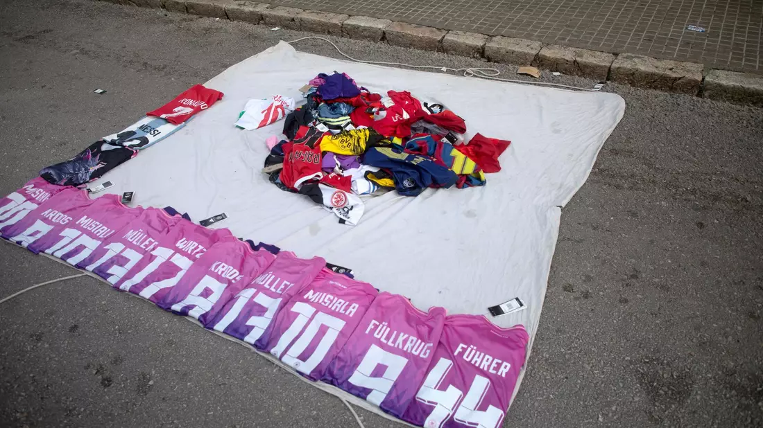 Gefälschte Trikots der deutschen Nationalmannschaft - unter anderem eines mit Nazisymbol und dem Schriftzug «Führer» - bei einem Straßenhändler in Mallorca (Symbolbilld) - Bild: Clara Margais/dpa