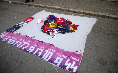 Gefälschte Trikots der deutschen Nationalmannschaft - unter anderem eines mit Nazisymbol und dem Schriftzug «Führer» - bei einem Straßenhändler in Mallorca (Symbolbilld) - Foto: Clara Margais/dpa
