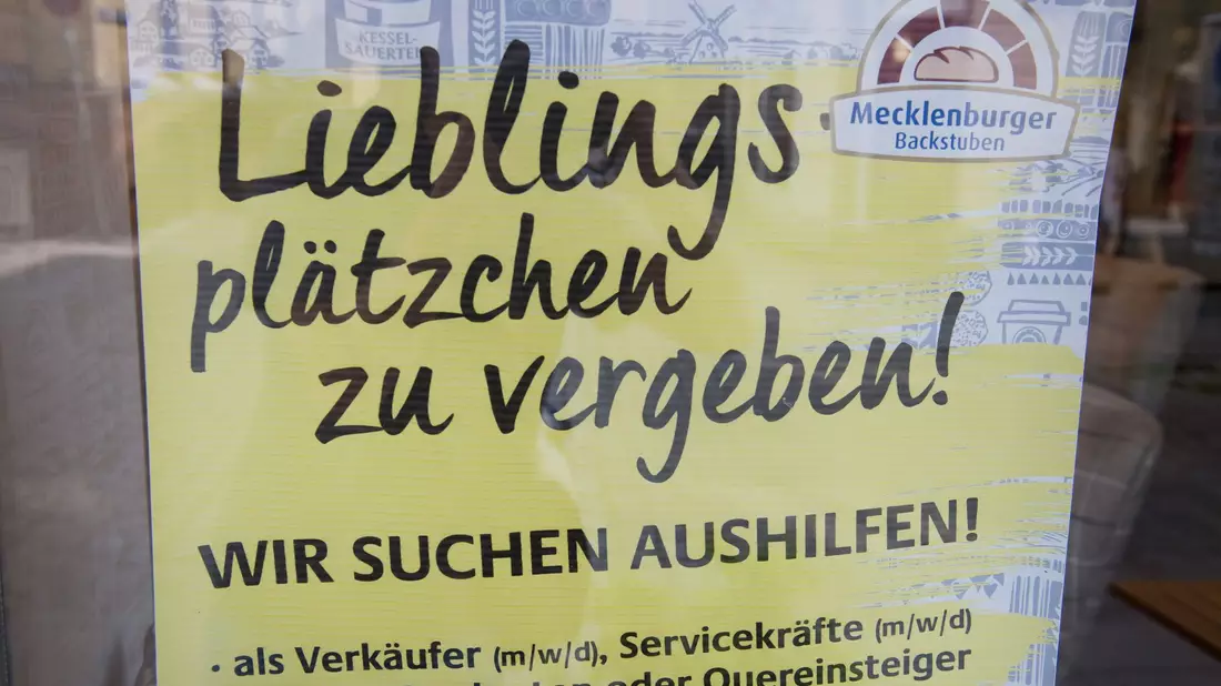 Manche Stellenanzeigen werben auch mit kreativen Sprüchen um Interessenten (Archivbild) - Bild: Stefan Sauer/dpa-Zentralbild/dpa