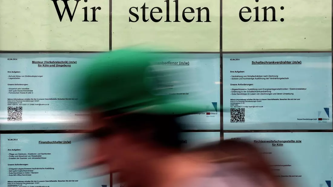 In so mancher Stellenanzeige wird mit besonderen Benefits um die Gunst neuer Beschäftigter geworben (Archivbild) - Bild: Oliver Berg/dpa/dpa-tmn