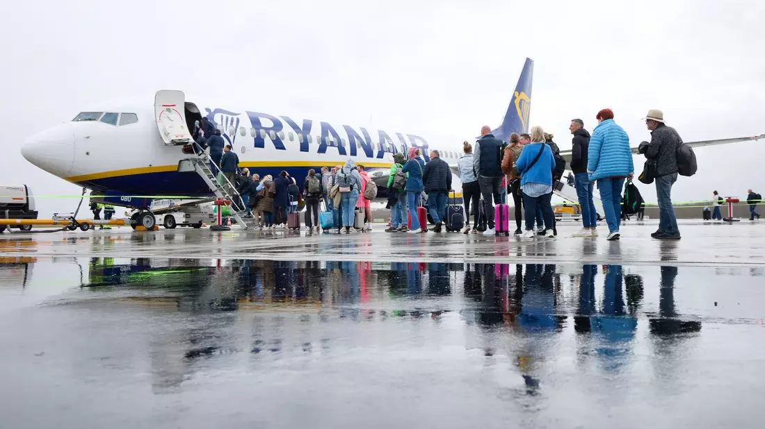 Ryanair macht sich an deutschen Flughäfen rar.  - Bild: Georg Wendt/dpa