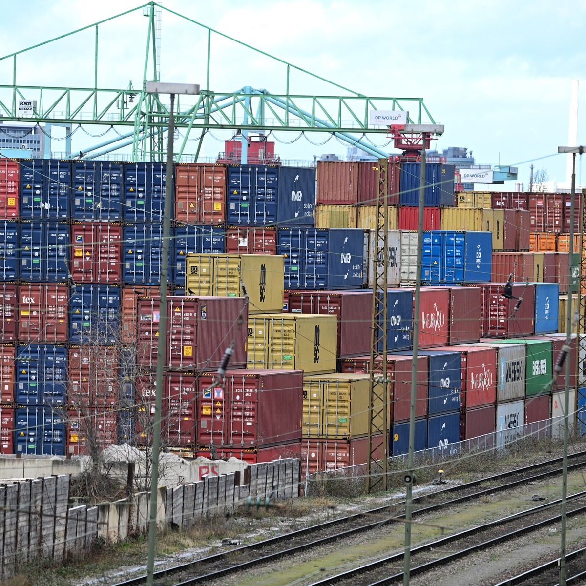 Die deutschen Exporteure stehen unter Druck - nicht zuletzt wegen des Zollstreits mit den USA - Foto: Bernd Weißbrod/dpa