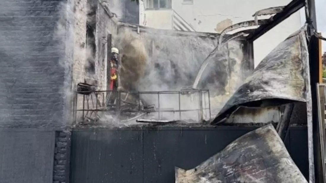 FW Düren: Wohnungsbrand am frühen Morgen - Feuerwehr Düren bringt Feuer schnell unter Kontrolle - Bild: presseportal.de