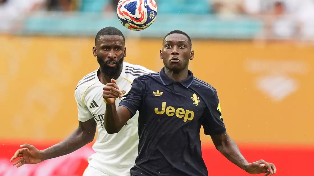 Immer eng am Mann: Antonio Rüdiger (l) im Zweikampf mit dem Ex-Frankfurter Randal Kolo Muani im Spiel gegen Juventus Turin.  - Bild: Rebecca Blackwell/AP/dpa