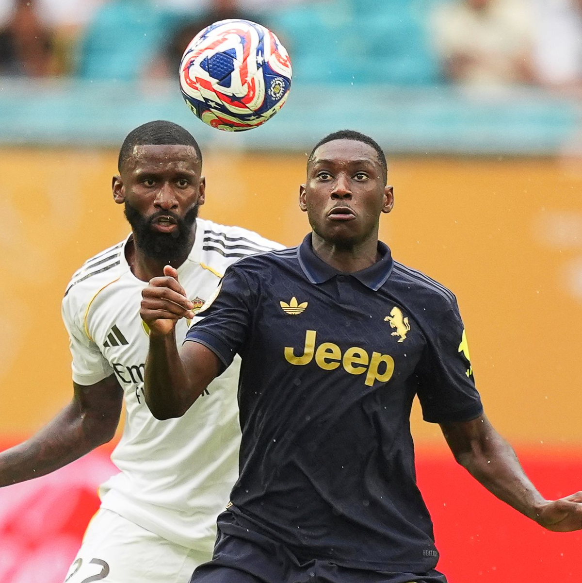Immer eng am Mann: Antonio Rüdiger (l) im Zweikampf mit dem Ex-Frankfurter Randal Kolo Muani im Spiel gegen Juventus Turin.  - Foto: Rebecca Blackwell/AP/dpa