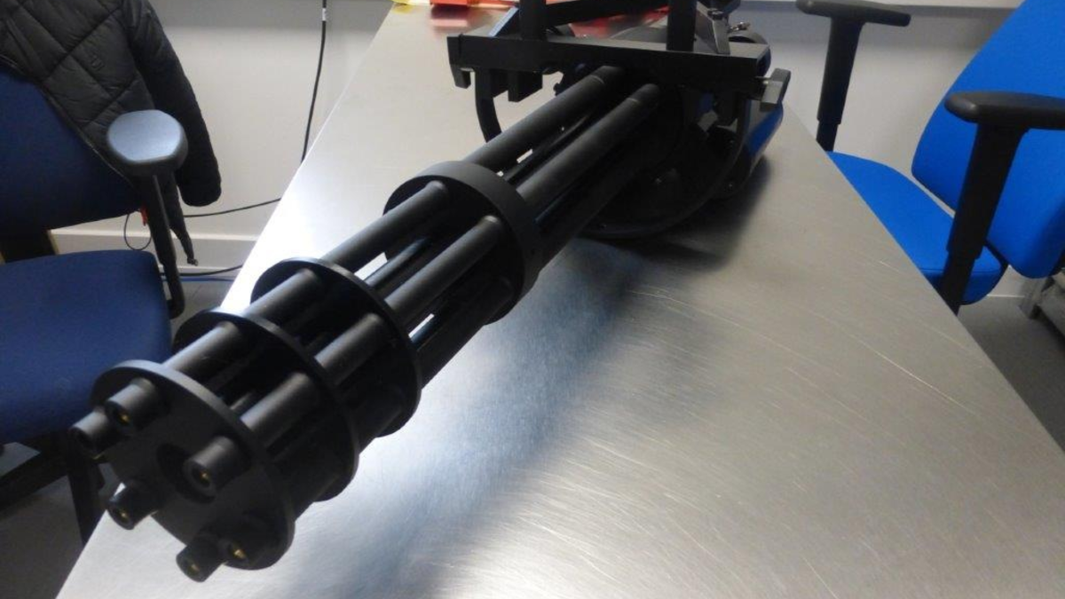 HZA-R: Gefährlicher Paketinhalt aus Hongkong: Zollamt Hof-Marktredwitz stellt illegale Softair-Waffe sicher - Foto: presseportal.de