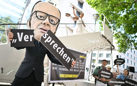 Symbolischen Protestaktion von Kabul Luftbrücke und Campact zur Unterstützung von Klagen von Afghanen. (Archivbild)  - Foto: Sebastian Christoph Gollnow/dpa