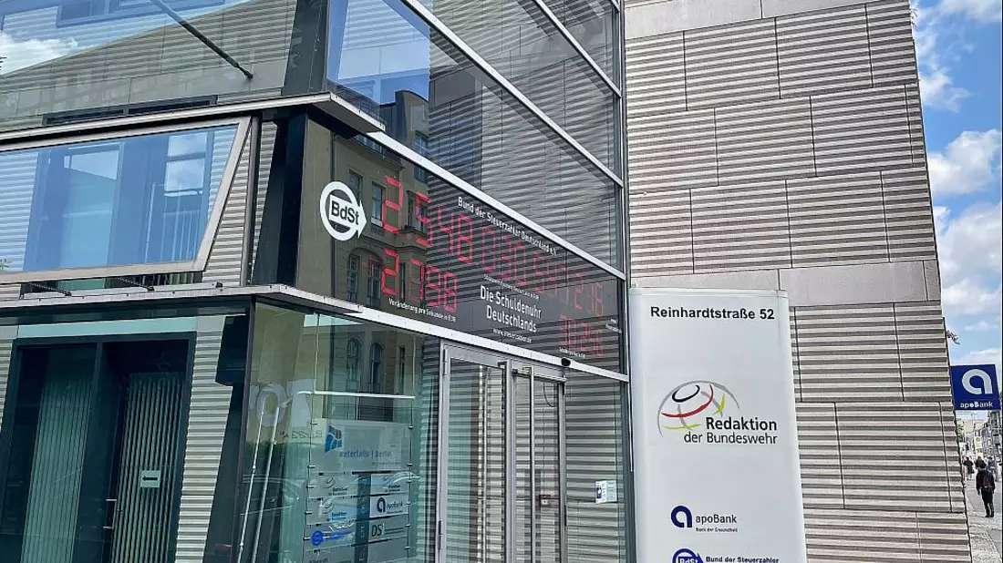 Schuldenuhr am Haus Reinhardtstraße 52 - Bild: über dts Nachrichtenagentur