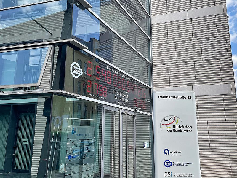 Schuldenuhr am Haus Reinhardtstraße 52 - Foto: über dts Nachrichtenagentur