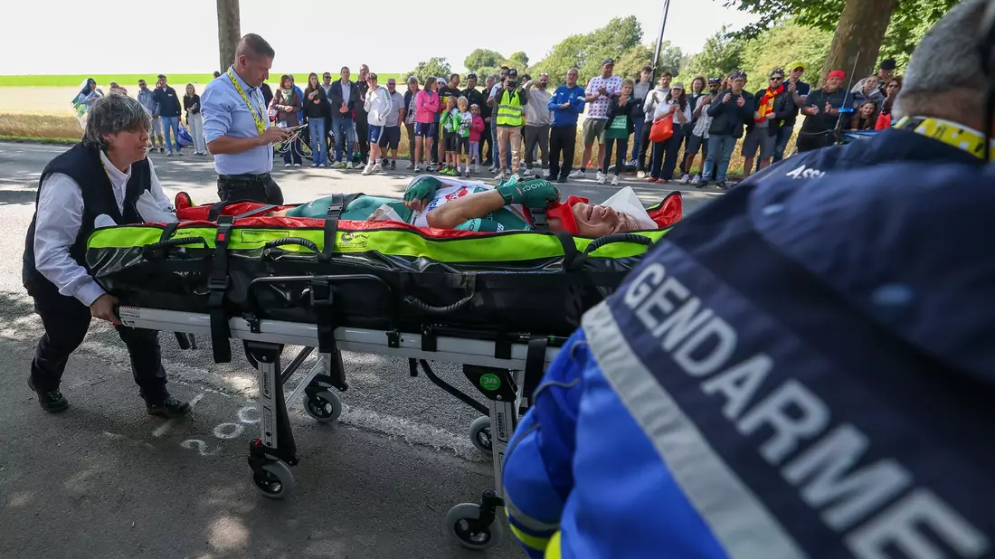 In Jasper Philipsen schied der beste Sprinter verletzt aus. - Bild: Matthieu Botte/MAXPPP/dpa