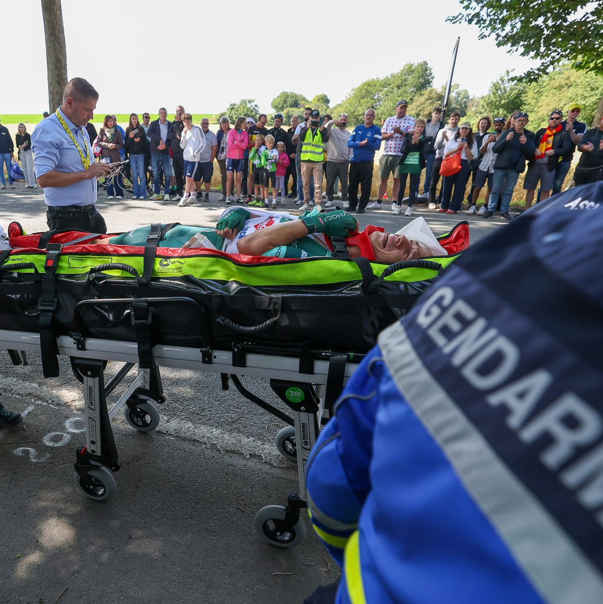 In Jasper Philipsen schied der beste Sprinter verletzt aus. - Foto: Matthieu Botte/MAXPPP/dpa