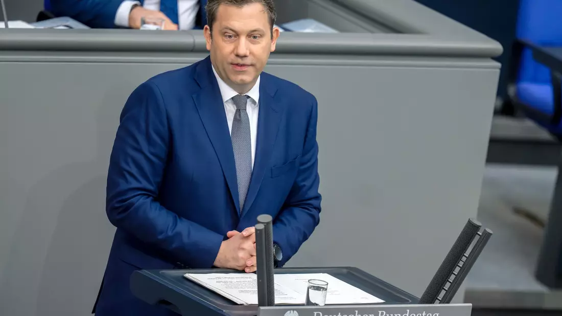 Der Finanzminister bringt den Haushaltsentwurf in den Bundestag ein. - Bild: Michael Kappeler/dpa
