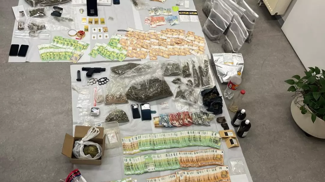 POL-REK: 250708-1: Erfolg für die Schwerpunktgruppe Mülheim: Durchsuchungen decken Drogenhandel auf - fünfstelliger Bargeldfund, Schusswaffe und Betäubungsmittel sichergestellt - Bild: presseportal.de