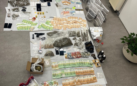 POL-REK: 250708-1: Erfolg für die Schwerpunktgruppe Mülheim: Durchsuchungen decken Drogenhandel auf - fünfstelliger Bargeldfund, Schusswaffe und Betäubungsmittel sichergestellt - Foto: presseportal.de