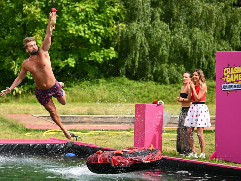 ProSieben und Joyn bringen die Kult-Gameshow Crash Games mit vertrauter Stimme, neuen Fieldreportern und sturzgefährdeten Reality-Teams zurück - Foto: Joyn/Willi Weber, presseportal.de