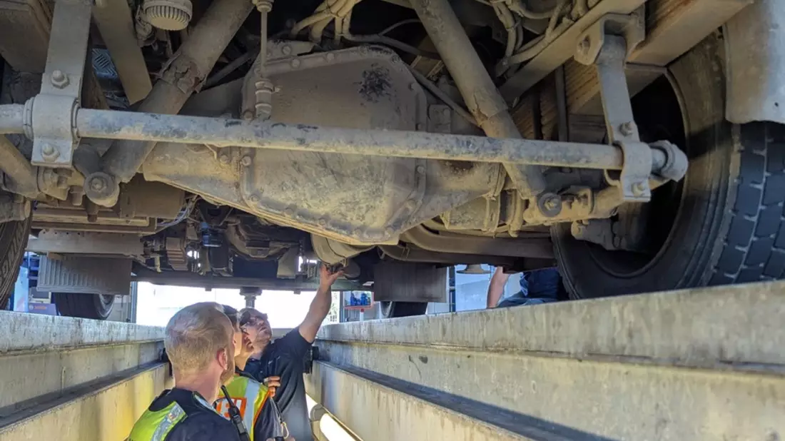 POL-SU: Baustellen-Lkw aus dem Verkehr gezogen - Anzeigen wegen Verkehrsunsicherheit und Urkundenfälschung - Bild: presseportal.de