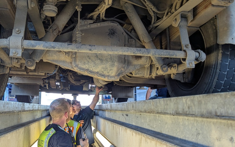 POL-SU: Baustellen-Lkw aus dem Verkehr gezogen - Anzeigen wegen Verkehrsunsicherheit und Urkundenfälschung - Foto: presseportal.de