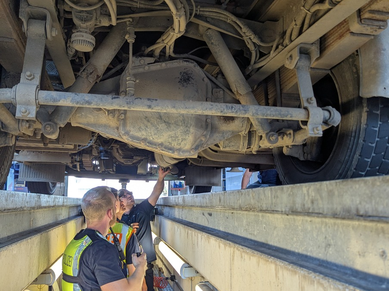 POL-SU: Baustellen-Lkw aus dem Verkehr gezogen - Anzeigen wegen Verkehrsunsicherheit und Urkundenfälschung - Foto: presseportal.de