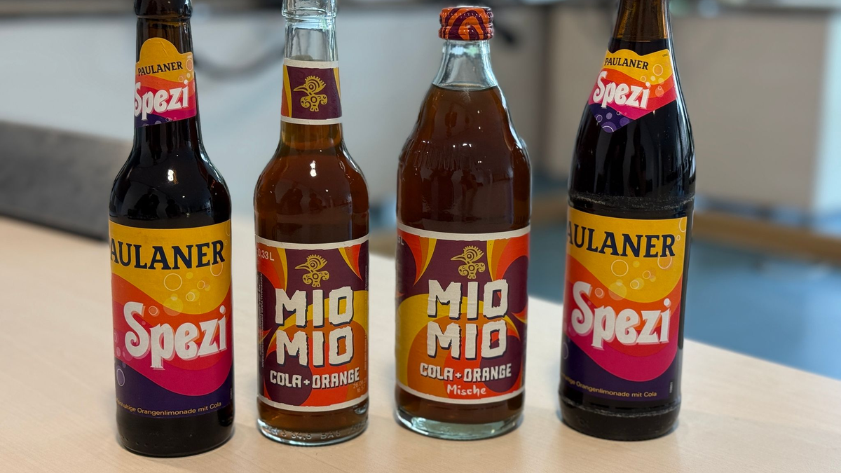 Wie ähnlich sind die Flaschen? «Schauen Sie es sich selbst an», rät der Richter.  - Foto: Christof Rührmair/dpa