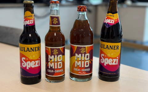 Wie ähnlich sind die Flaschen? «Schauen Sie es sich selbst an», rät der Richter.  - Foto: Christof Rührmair/dpa