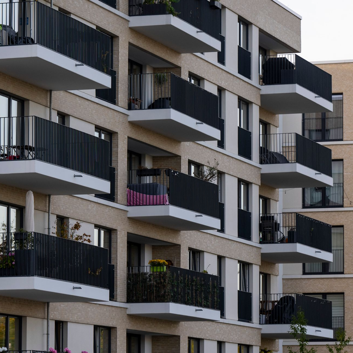 Der Wohnungskauf kann nicht nur in den Metropolen ordentlich ins Geld gehen. (Archivbild) - Foto: Monika Skolimowska/dpa