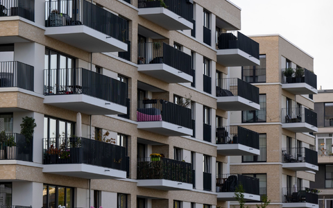 Der Wohnungskauf kann nicht nur in den Metropolen ordentlich ins Geld gehen. (Archivbild) - Foto: Monika Skolimowska/dpa