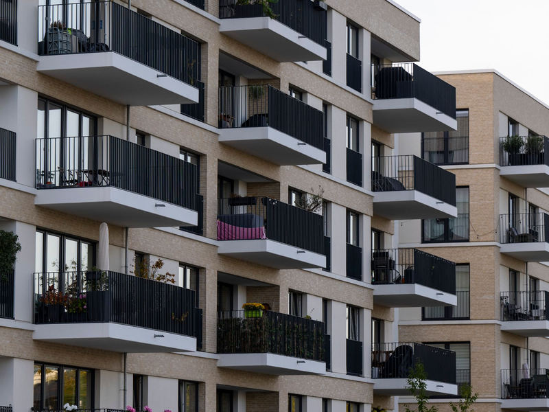 Der Wohnungskauf kann nicht nur in den Metropolen ordentlich ins Geld gehen. (Archivbild) - Foto: Monika Skolimowska/dpa