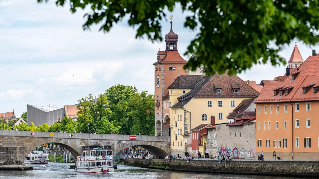 Regensburg zählt gemessen an den regionalen Einkommen zu den teuersten Orten für Käufer. - Bild: Armin Weigel/dpa