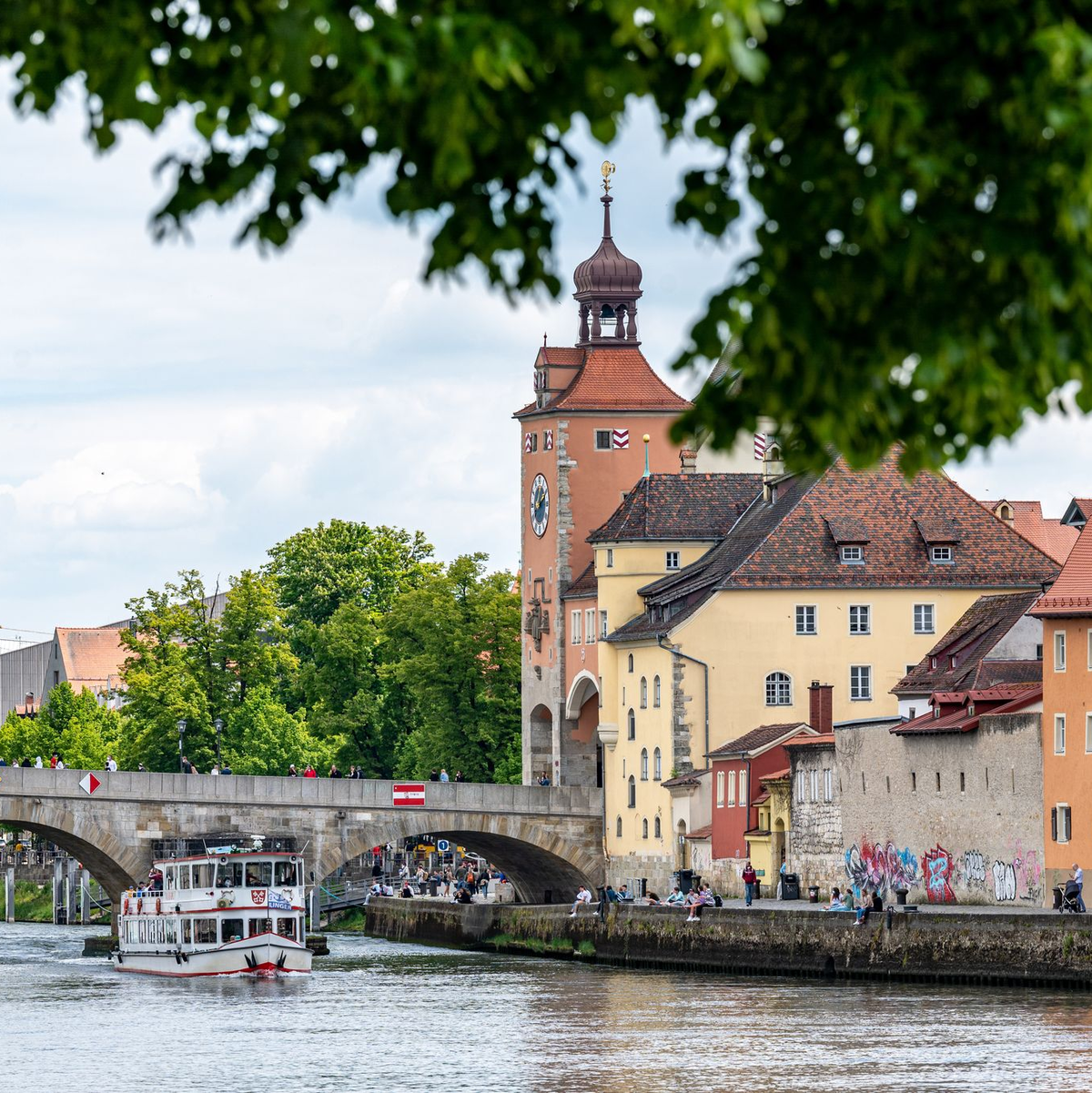 Regensburg zählt gemessen an den regionalen Einkommen zu den teuersten Orten für Käufer. - Foto: Armin Weigel/dpa