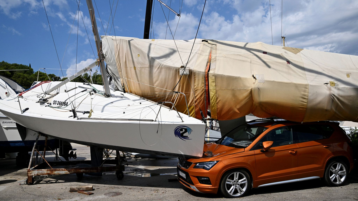 Bei dem heftigen Sturm bei Split an der Adria gab es 24 Leichtverletzte. - Foto: Tom Dubravec/AP/dpa