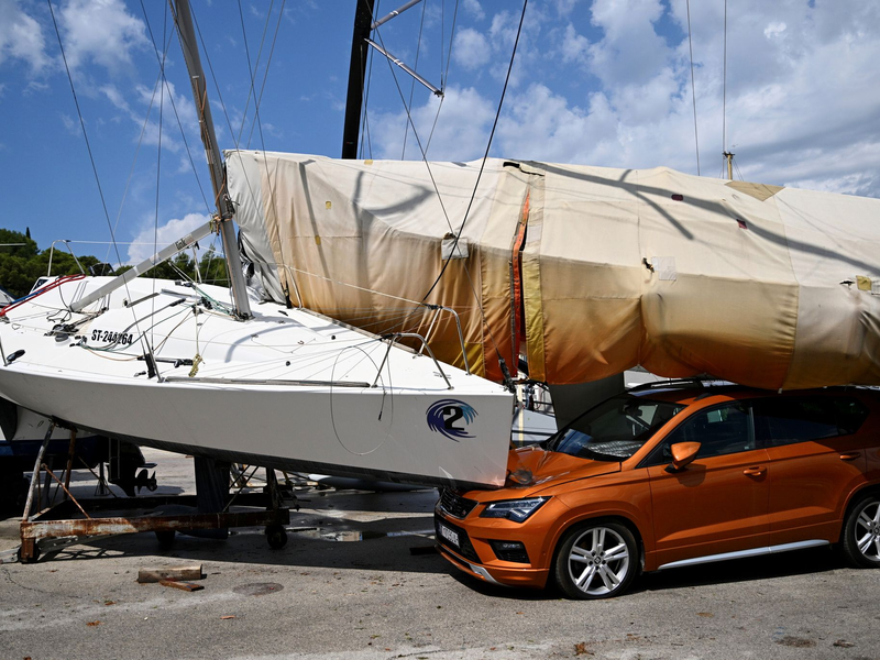 Bei dem heftigen Sturm bei Split an der Adria gab es 24 Leichtverletzte. - Foto: Tom Dubravec/AP/dpa