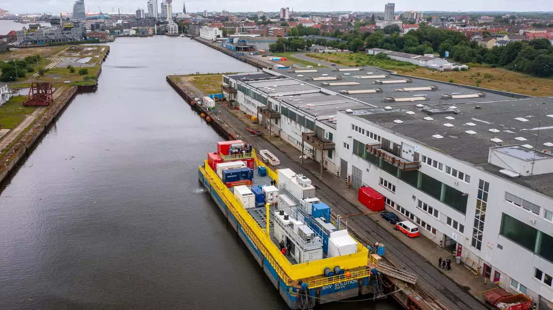 Das Forschungsteam um Matthias Metten vom Deutschen Zentrum für Luft- und Raumfahrt (DLR) wird die Plattform ab August vor Helgoland testen. - Bild: Sina Schuldt/dpa